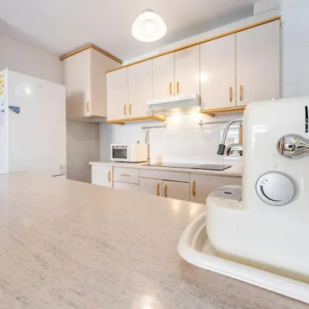 Charming With Pool And 2 Bedrooms 아파트 살루
