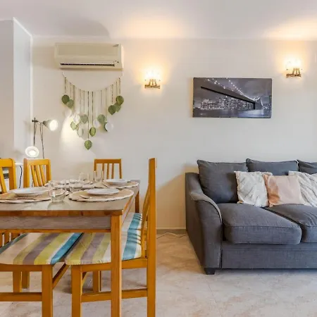 Charming With Pool And 2 Bedrooms 아파트